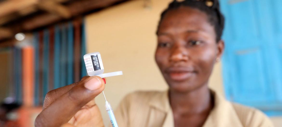 Lutte contre le paludisme : l'OMS préqualifie un deuxième vaccin, une étape importante dans la prévention de la maladie